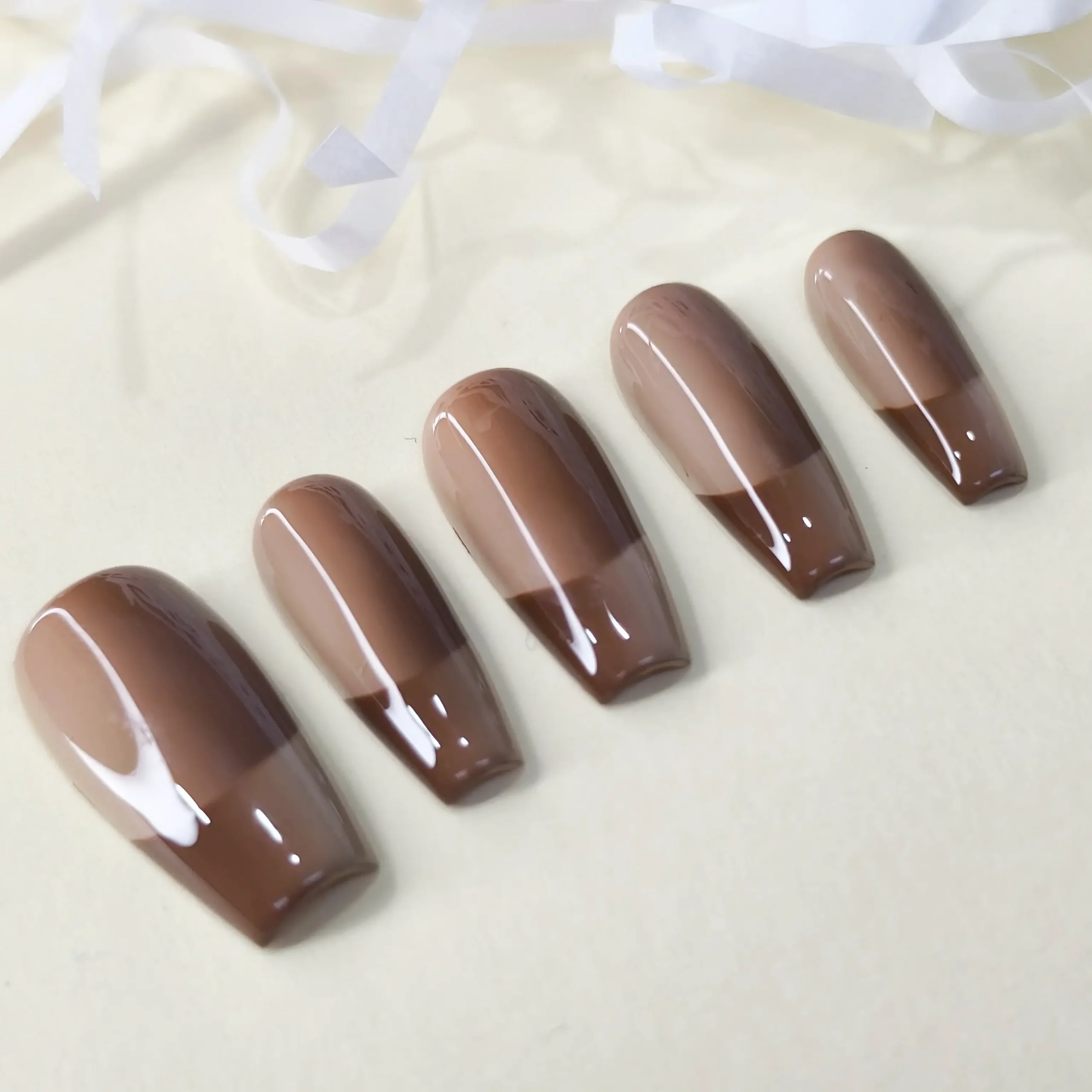 Nail design, elegant and stylish, suitable for all occasions