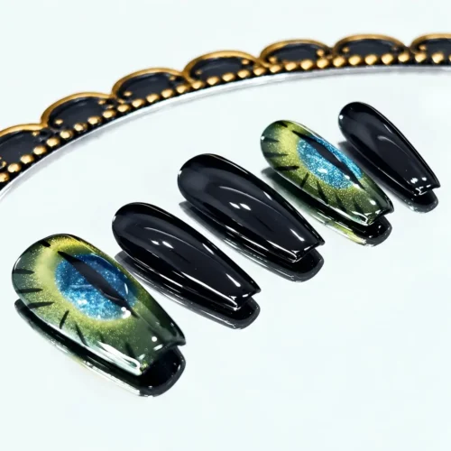 Eye of the Demon Gradient Cat Eye Nails