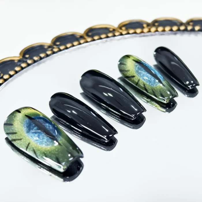 Clivia Eye of the Demon Gradient Cat Eye Nails - Image 3